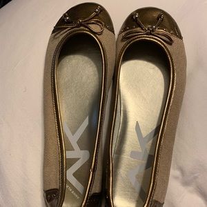 Ann Klein sport tan with gold flat ballet